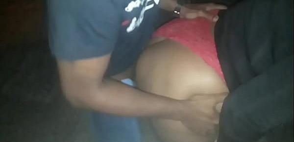  NEGAO DOTADO COM  AMANTE FUDENDO NA RUA E A IRMÃ DELA FILMANDO A FODA